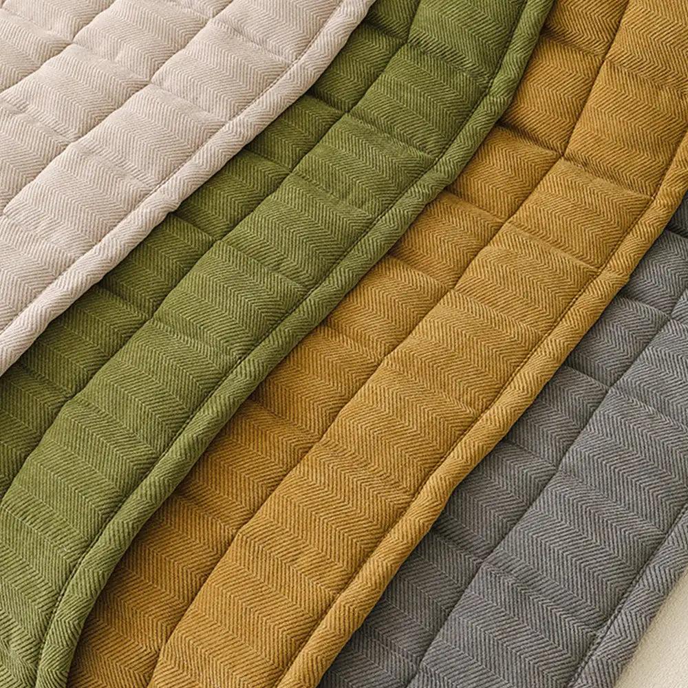 Detail van stoffen in natuurlijke grijs-, groen- en ambertinten